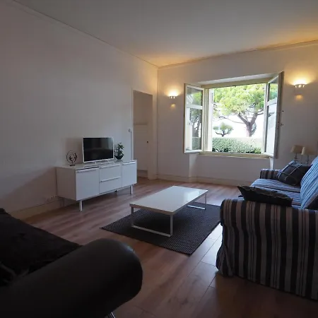 En Centre-ville Avec Terrasse Et Parking, Acces Direct A La - Fr-1-474-4 *